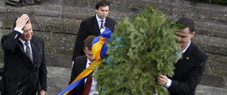 Na Janukovye spadl velký vnec. Pomáhat mu musela ochranka.